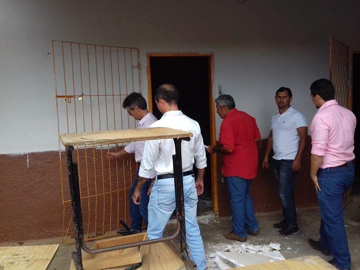 Prefeito Valmir Barbosa visita obras em andamento no município - Imagem 17