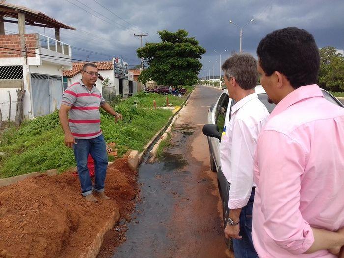 Prefeito Valmir Barbosa visita obras em andamento no município - Imagem 28