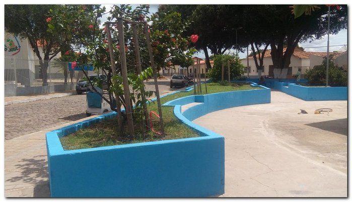 Prefeitura de Inhuma realiza serviço de conservação das Praças - Imagem 16