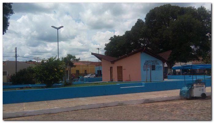 Prefeitura de Inhuma realiza serviço de conservação das Praças - Imagem 3