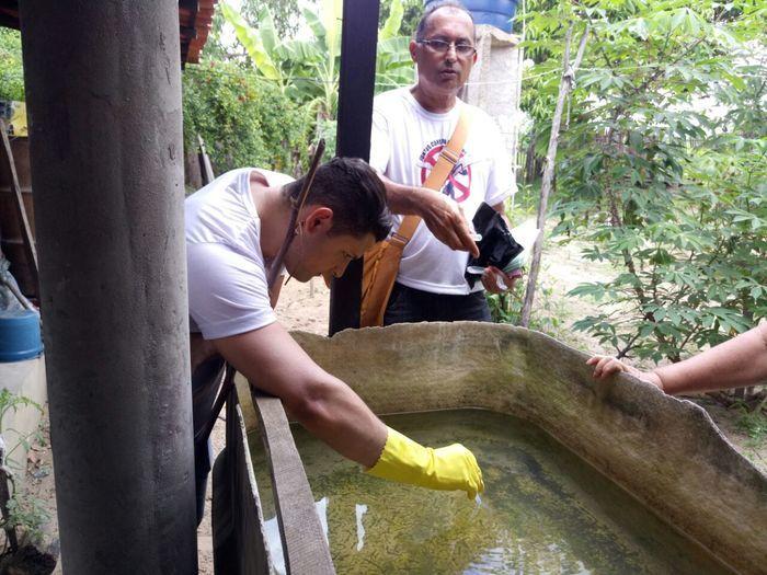 Equipes vistoriam locais com água parada 