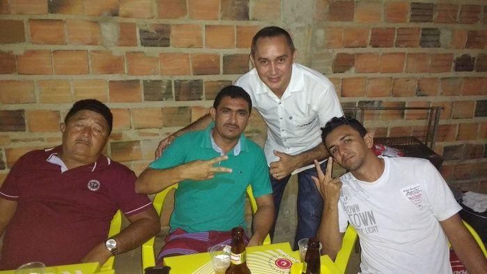 Aristeu junto com os amigos Osmar, Benedito e seu amigo (Crédito: Edilene Lima)