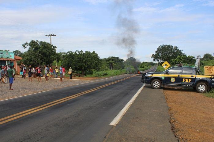 Manifestantes Bloqueiam BR 230, na Altura da Comunidade dos Potes - Imagem 2