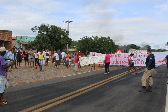 Manifestantes Bloqueiam BR 230, na Altura da Comunidade dos Potes - Imagem 8