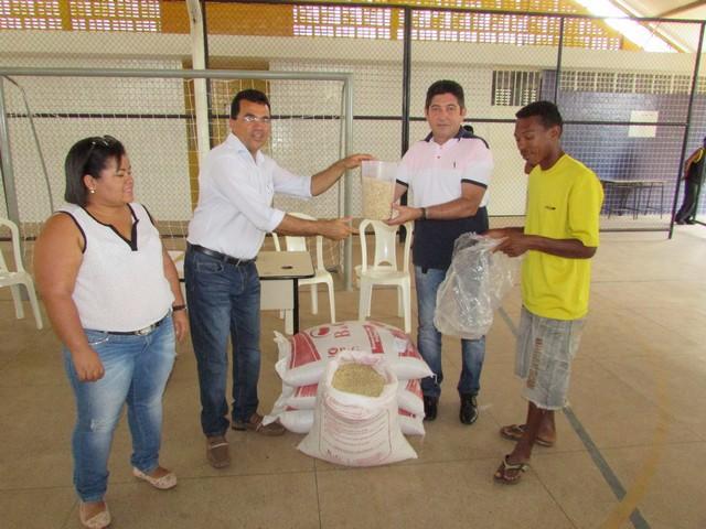 Agricultores do Brejo da Fortaleza Recebem Sementes de Feijão - Imagem 18