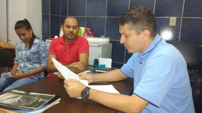 Secretário Dr.º Marcelo Barbosa fazendo a leitura do Termo de Posse (Crédito: Aristeu Carvalho)