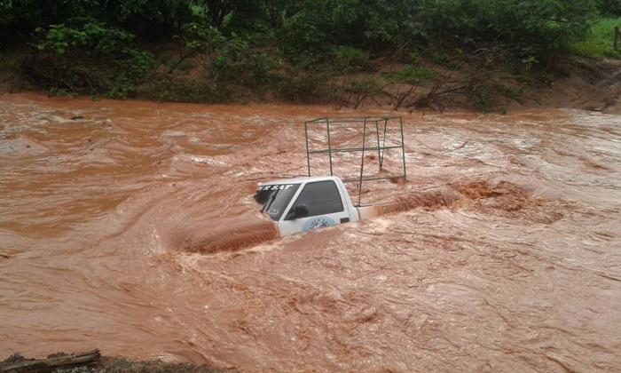 Carro é levado pela correnteza de riacho na Zona Rural de Redenção  - Imagem 2