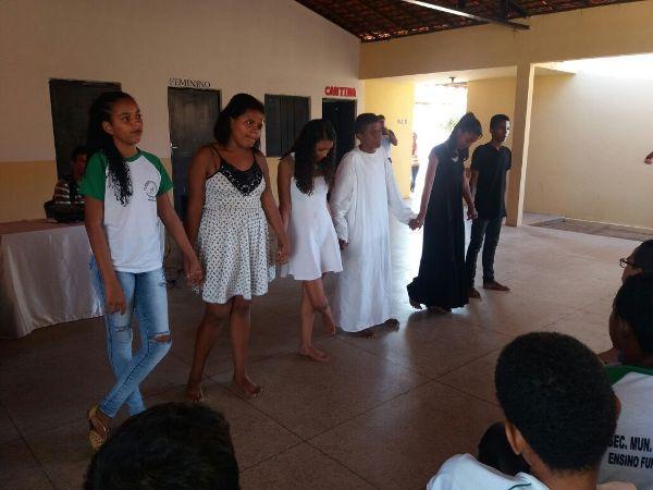 Alunos participam de palestra sobre semana santa  - Imagem 17