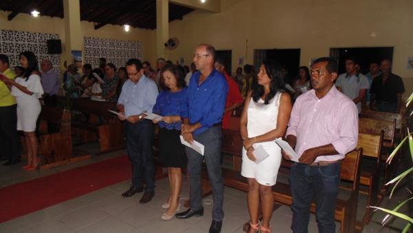Fieis participam de missa pelo aniversário da cidade  - Imagem 5