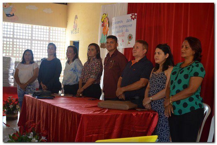 Secretaria Municipal de Educação entrega livros didáticos - Imagem 1