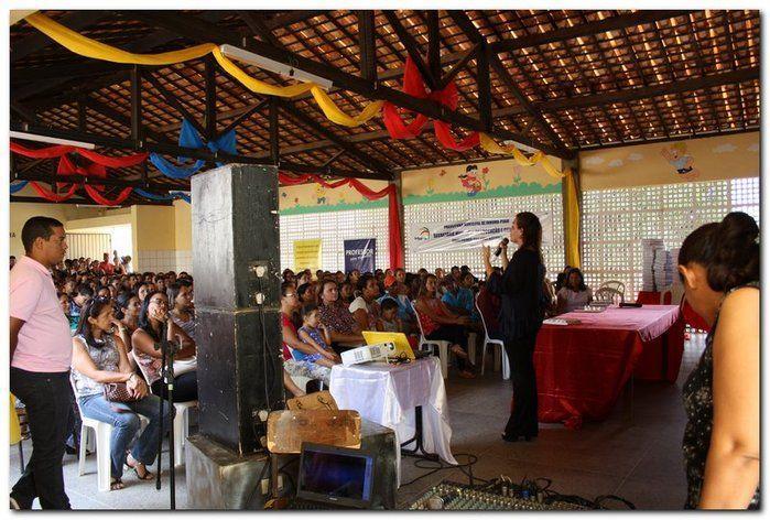 Secretaria Municipal de Educação entrega livros didáticos - Imagem 31