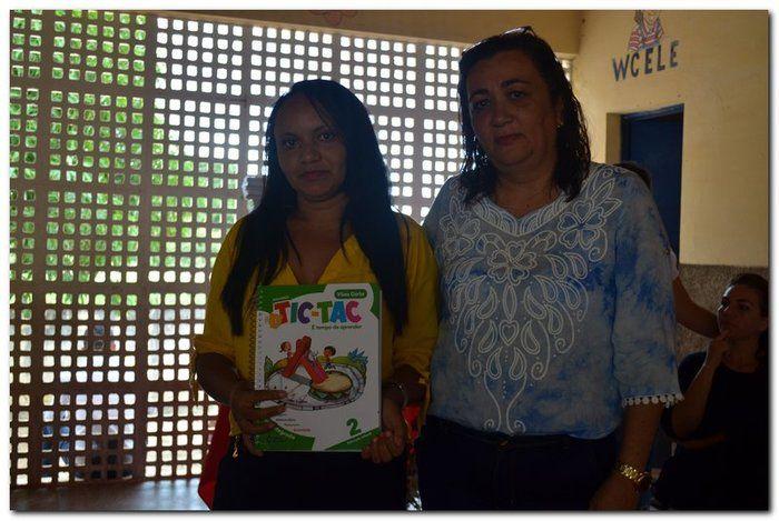 Secretaria Municipal de Educação entrega livros didáticos - Imagem 14