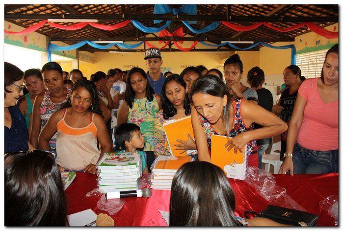 Secretaria Municipal de Educação entrega livros didáticos - Imagem 34