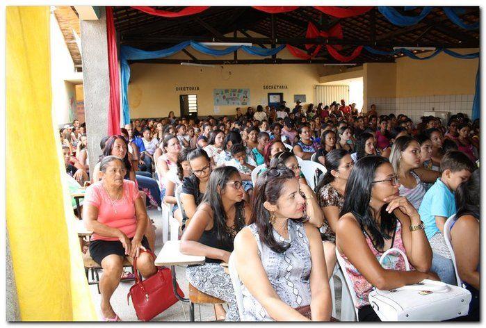 Secretaria Municipal de Educação entrega livros didáticos - Imagem 25