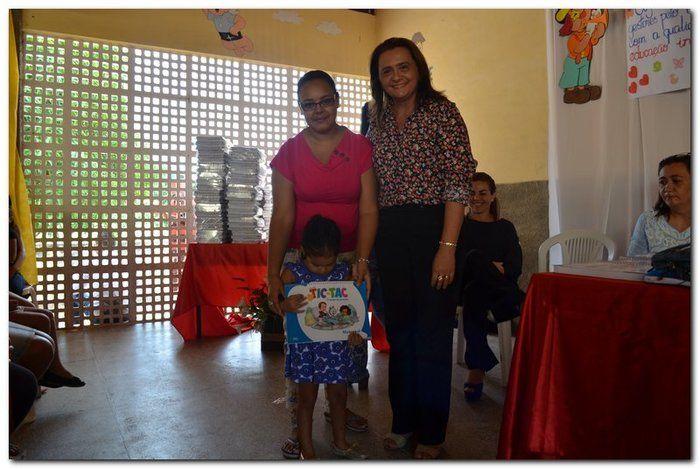 Secretaria Municipal de Educação entrega livros didáticos - Imagem 13