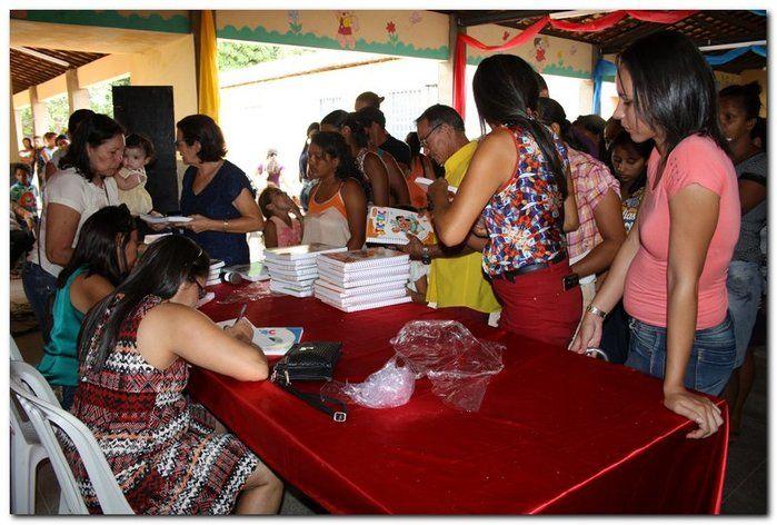 Secretaria Municipal de Educação entrega livros didáticos - Imagem 33