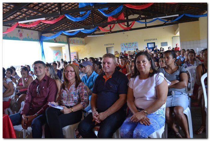 Secretaria Municipal de Educação entrega livros didáticos - Imagem 21