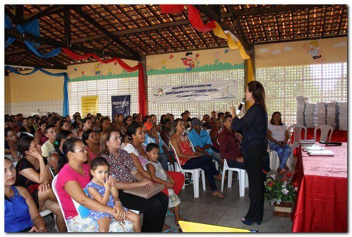Secretaria Municipal de Educação entrega livros didáticos - Imagem 26