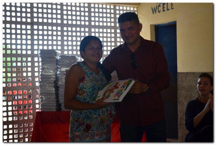 Secretaria Municipal de Educação entrega livros didáticos - Imagem 12