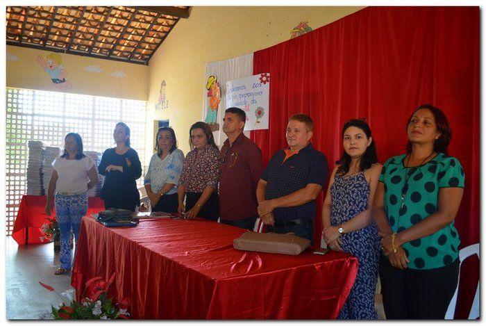 Secretaria Municipal de Educação entrega livros didáticos - Imagem 4