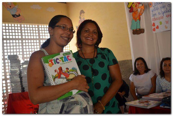 Secretaria Municipal de Educação entrega livros didáticos - Imagem 16