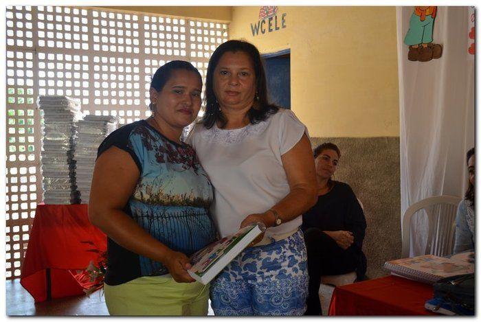 Secretaria Municipal de Educação entrega livros didáticos - Imagem 17