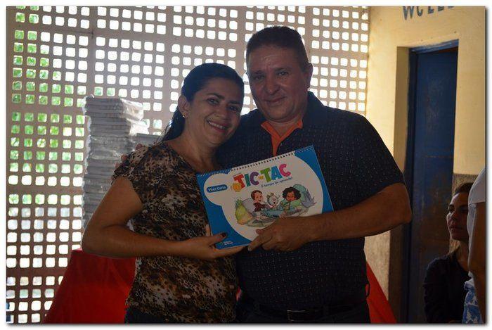 Secretaria Municipal de Educação entrega livros didáticos - Imagem 19