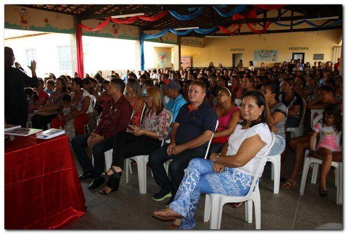Secretaria Municipal de Educação entrega livros didáticos - Imagem 28