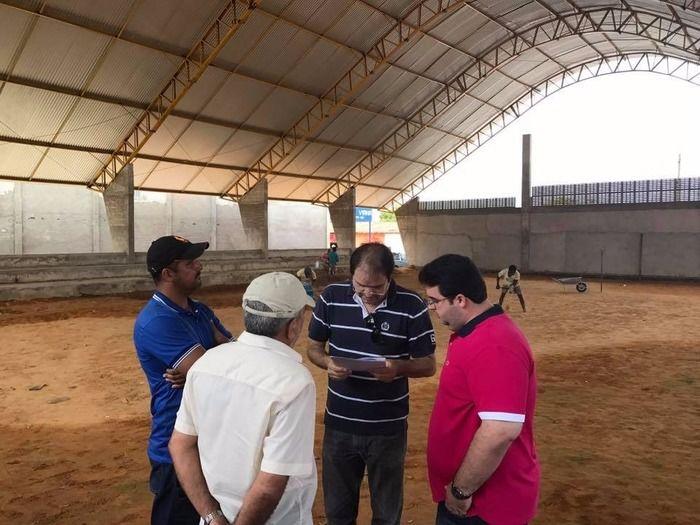 Prefeito Reginaldo Júnior acompanha de perto as obras da quadra de esportes da U. E Josivan Ribeiro Bonfim