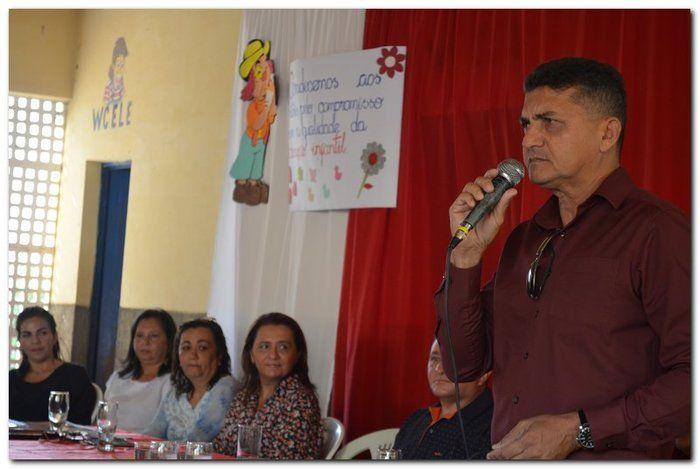 Secretaria Municipal de Educação entrega livros didáticos - Imagem 11