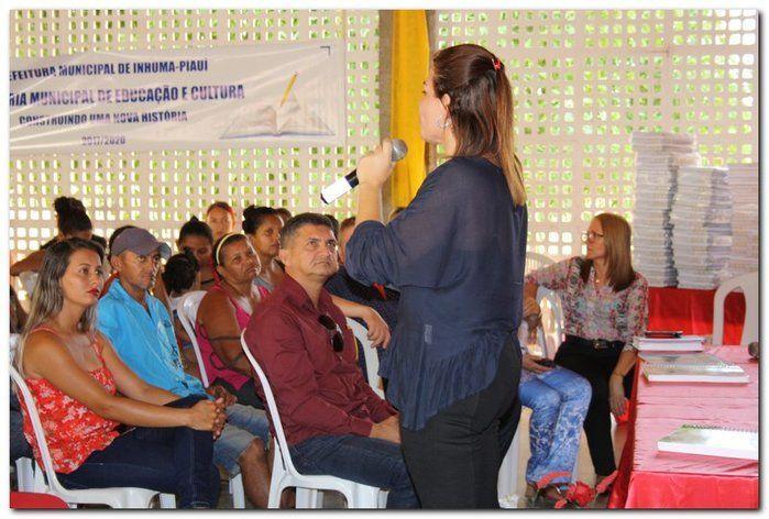 Secretaria Municipal de Educação entrega livros didáticos - Imagem 32