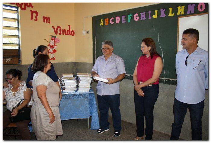 Secretaria de Educação entrega livros para professores - Imagem 8