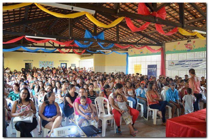 Secretaria Municipal de Educação entrega livros didáticos - Imagem 3