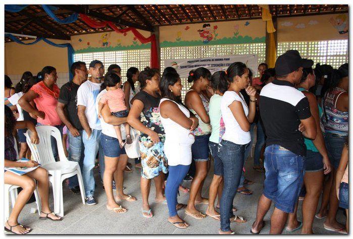 Secretaria Municipal de Educação entrega livros didáticos - Imagem 35