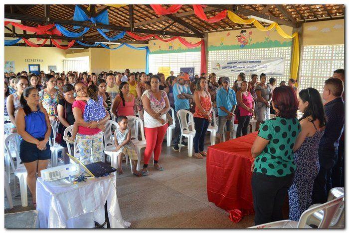 Secretaria Municipal de Educação entrega livros didáticos - Imagem 7