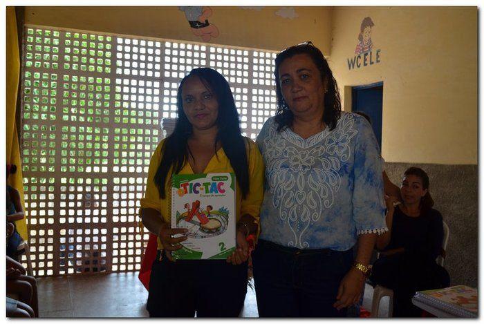 Secretaria Municipal de Educação entrega livros didáticos - Imagem 15