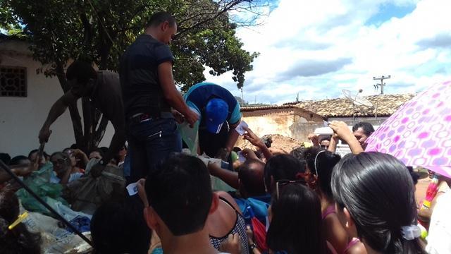 Dom Expedito Lopes faz a entrega de peixes para a população - Imagem 23