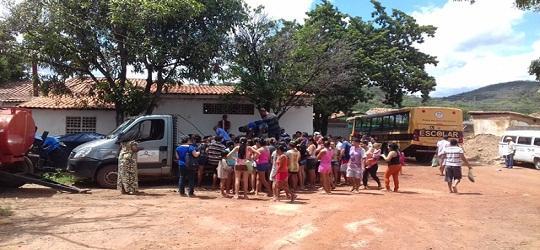 Dom Expedito Lopes faz a entrega de peixes para a população - Imagem 1