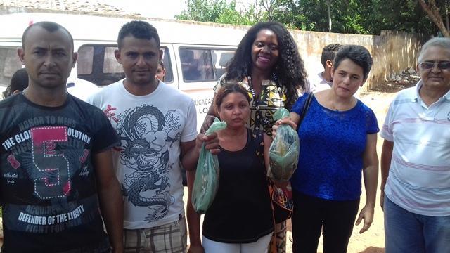 Dom Expedito Lopes faz a entrega de peixes para a população - Imagem 13