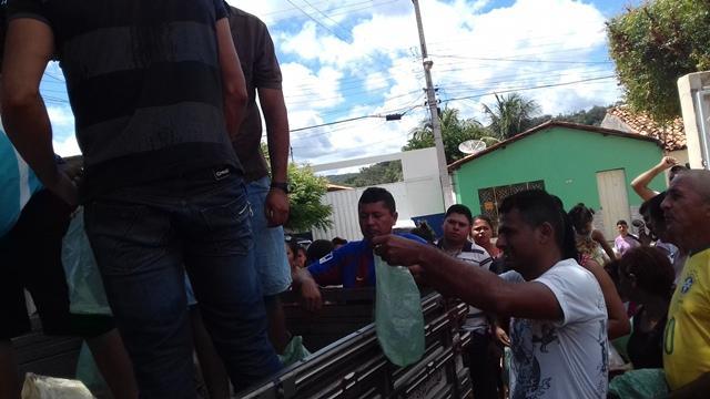 Dom Expedito Lopes faz a entrega de peixes para a população - Imagem 15