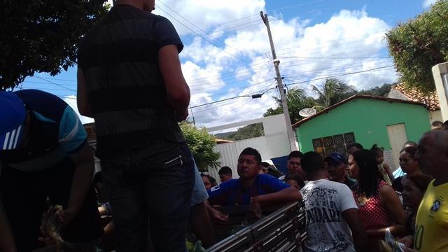 Dom Expedito Lopes faz a entrega de peixes para a população - Imagem 16