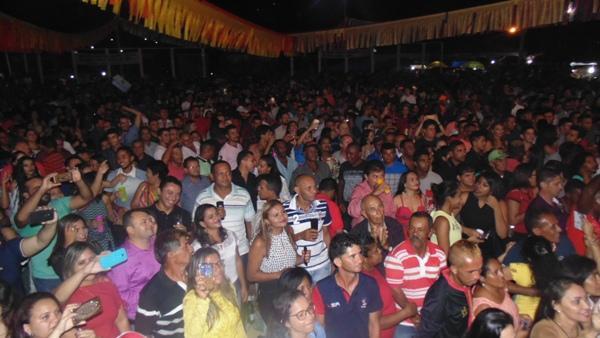 Veja fotos do show de Vicente Nery em Santo Inácio   - Imagem 33