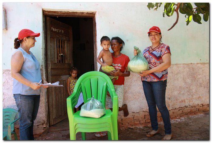 Famílias do Município de Inhuma recebem Cestas com Alimentos - Imagem 12