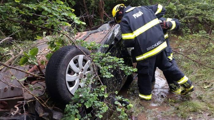 Carros perdem o controle, saem da pista e dois morrem na BR-343 - Imagem 1