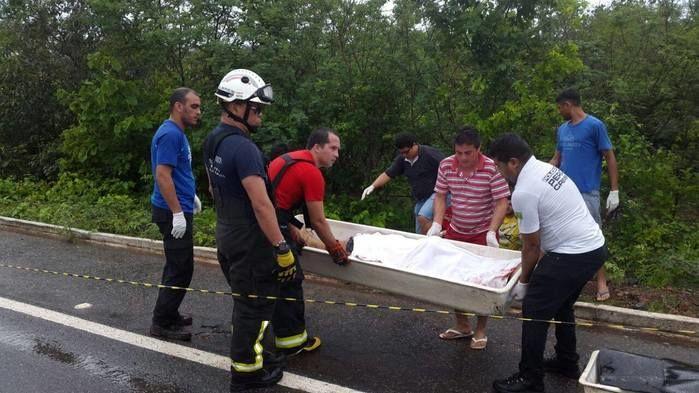 Carros perdem o controle, saem da pista e dois morrem na BR-343 - Imagem 4
