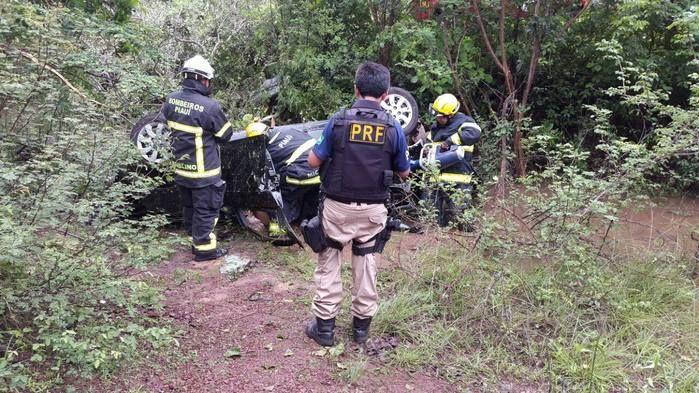 Carros perdem o controle, saem da pista e dois morrem na BR-343 - Imagem 6