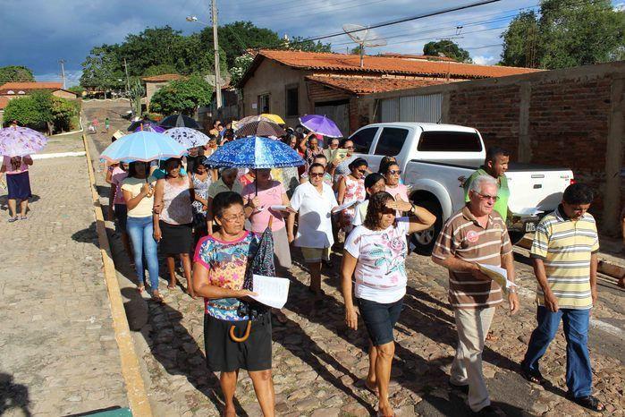 Procissão leva fiéis às ruas de Francinópolis - Imagem 9