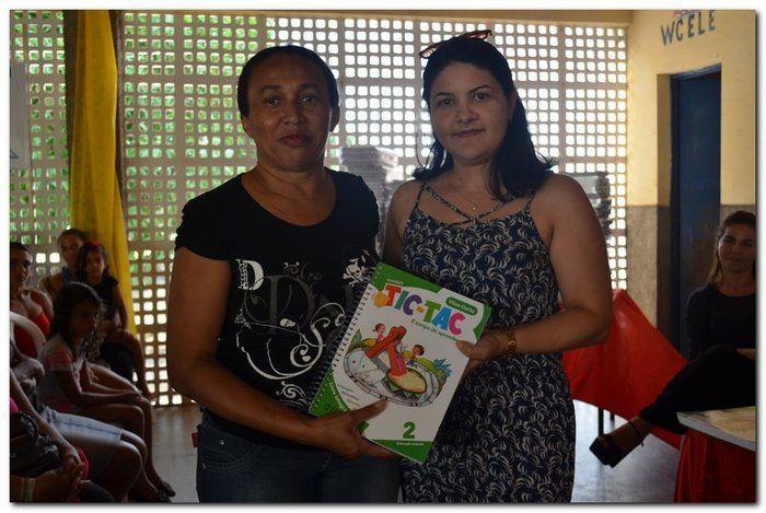 Secretaria Municipal de Educação entrega livros didáticos  - Imagem 9