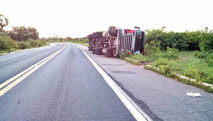 Carreta tomba em curva perigosa da BR-343 no norte do Piauí  - Imagem 1