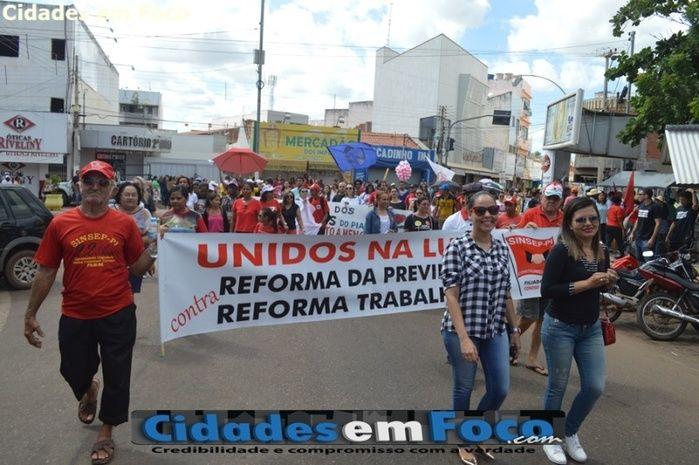 Picos também foi às ruas dizer não às reformas do governo federal (Crédito: Júnior Oliveira)